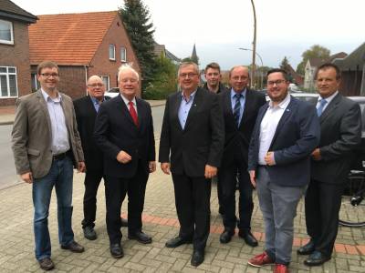 Wahlkampf 2017 - Landtagspräsident Busemann vor Ort in Bösel mit MdL Bley